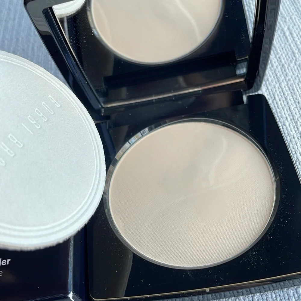 Bobbi Brown Sheer Finish Pressed Setting Powder - pale yellow
